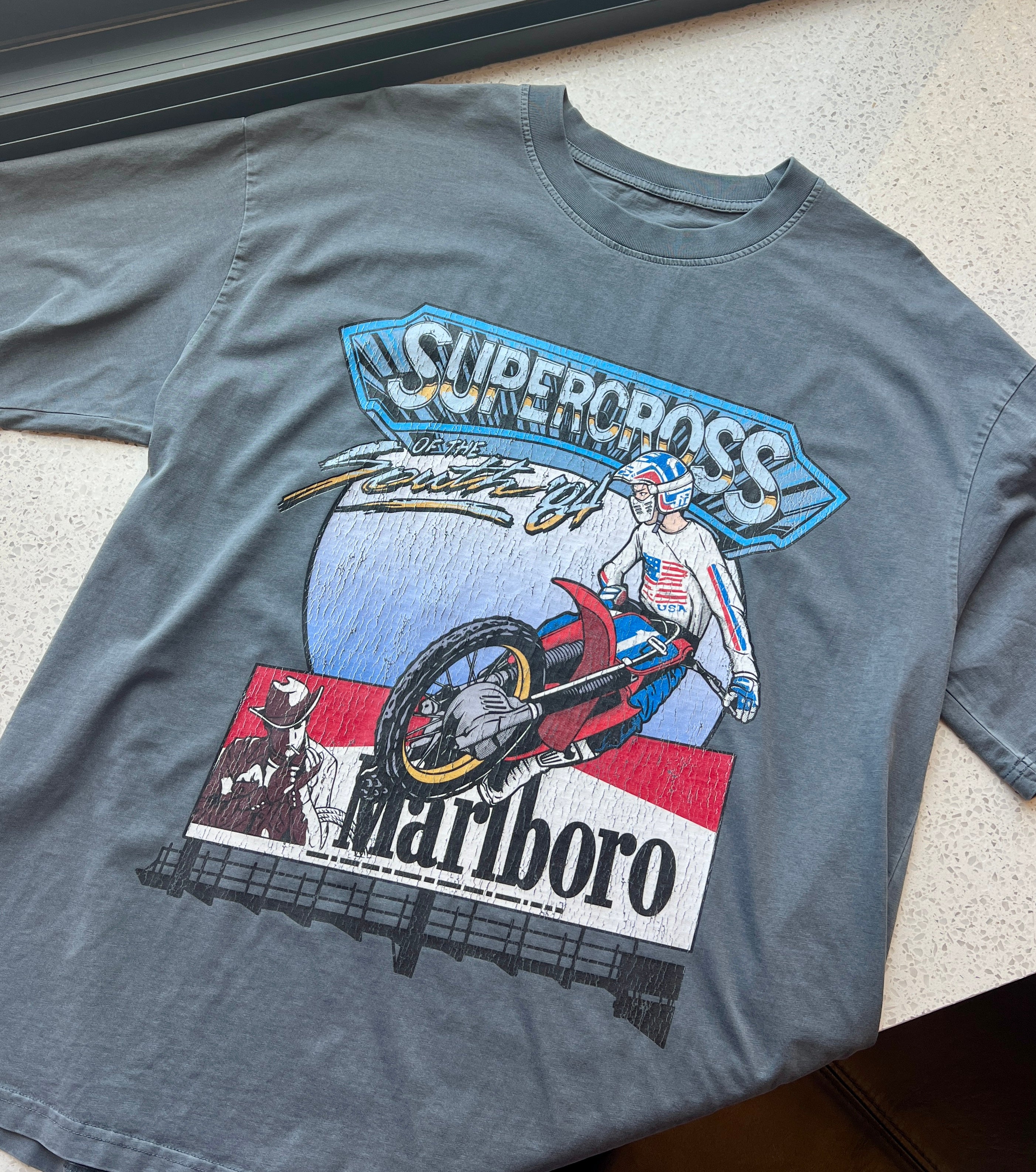 アート・デザイン・音楽 The Great History of Supercross 84 Supercross of the South - 210 GSM, Washed, Loose-Fit – White